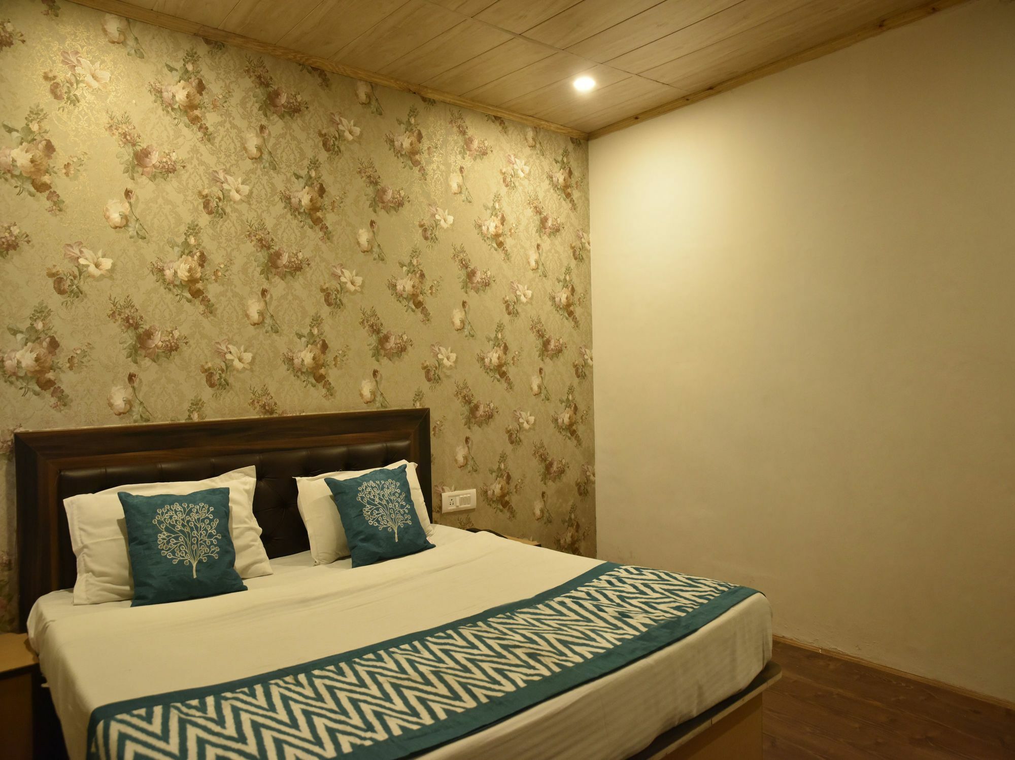 Oyo 8917 Hotel Crystal Palace Shimla Exteriör bild